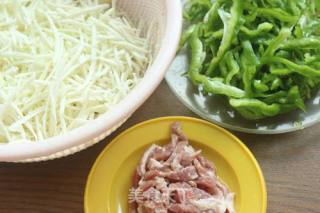 青椒茭白炒肉丝的做法步骤：1