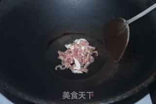 青椒茭白炒肉丝的做法步骤：2
