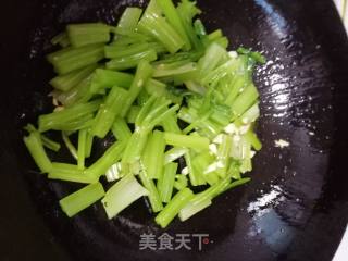 简版芹菜的做法步骤：2