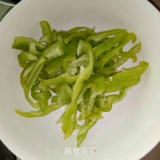 尖椒鱿鱼圈的做法步骤：2