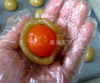 莲蓉蛋黄月饼的做法步骤：6