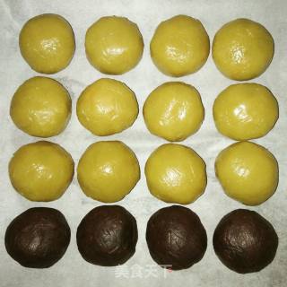 莲蓉蛋黄月饼的做法步骤：7
