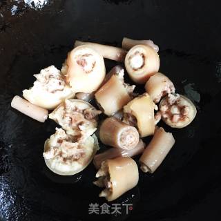 猪尾炒大葱的做法步骤：3