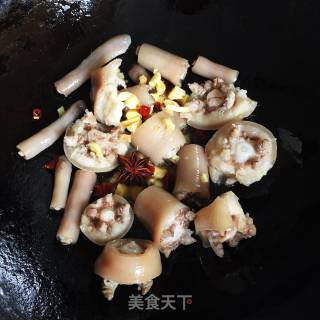 猪尾炒大葱的做法步骤：4