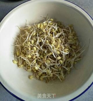 瘦肉丝炒黄豆芽的做法步骤：1