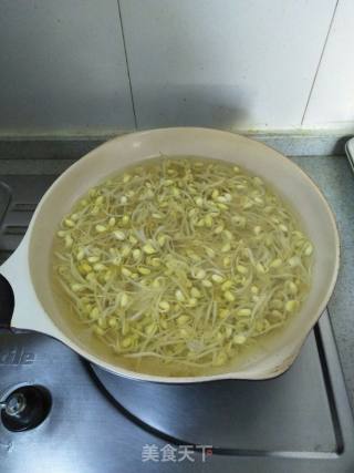 瘦肉丝炒黄豆芽的做法步骤：2