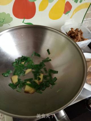 猴头菇炖鸡腿的做法步骤：2