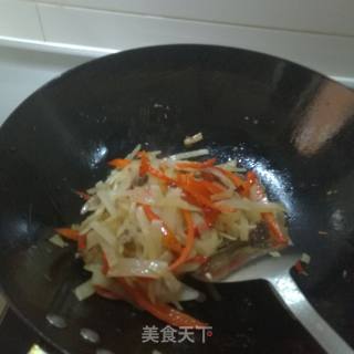 红辣椒炒白萝卜的做法步骤：6