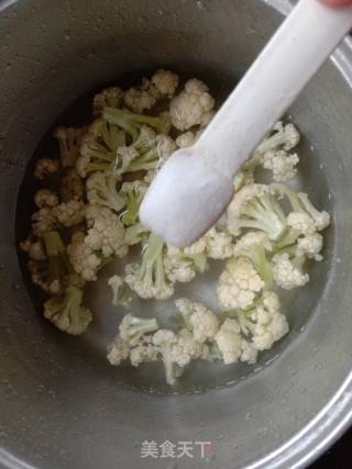 花肉玉米焖花菜的做法步骤：1