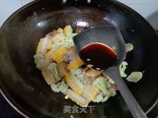 花肉玉米焖花菜的做法步骤：9