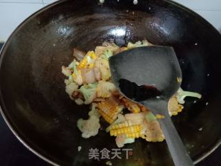 花肉玉米焖花菜的做法步骤：10