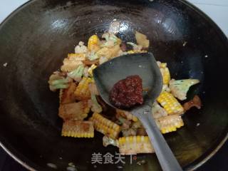 花肉玉米焖花菜的做法步骤：11