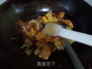 花肉玉米焖花菜的做法步骤：12