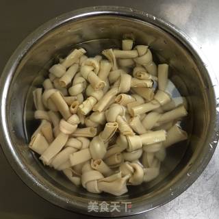 五花肉烧百叶结的做法步骤：1