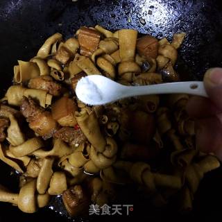 五花肉烧百叶结的做法步骤：8