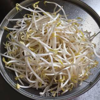 青椒炒豆芽的做法步骤：1
