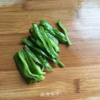 青椒炒豆芽的做法步骤：2