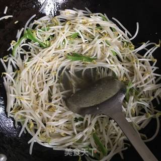 青椒炒豆芽的做法步骤：7
