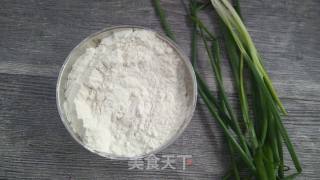 香酥葱花饼的做法步骤：1