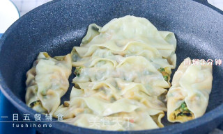 鸡肉苋菜锅贴的做法步骤：11