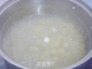 快速减肥消浮肿薏米芡实莲子粥怎么做最好吃？胖友早晚餐的主食精选的做法步骤：1