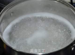 快速减肥消浮肿薏米芡实莲子粥怎么做最好吃？胖友早晚餐的主食精选的做法步骤：2
