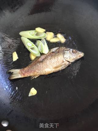 鲫鱼豆腐汤的做法步骤：3