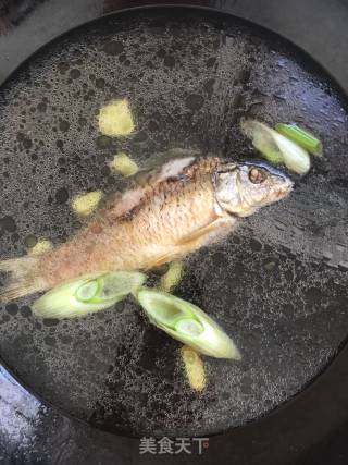 鲫鱼豆腐汤的做法步骤：4