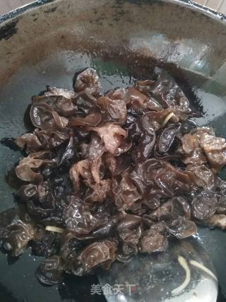 木耳炒肉片的做法步骤：4