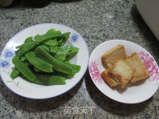 鱼豆腐炒荷兰豆的做法步骤：1