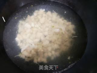 鸡丁拌豆芽的做法步骤：1
