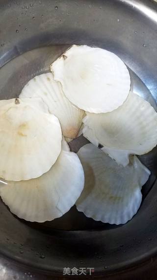 蒜蓉粉丝蒸扇贝的做法步骤：2