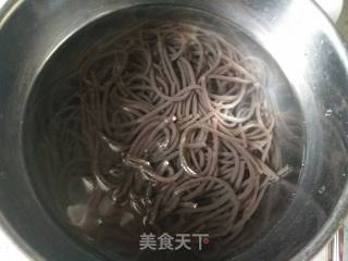 凉拌蕨根粉的做法步骤：1