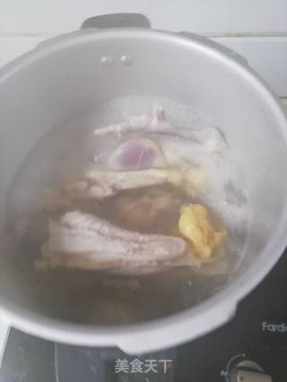 母鸡木耳汤的做法步骤：1