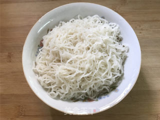 鸡蛋甘蓝炒米粉的做法步骤：1