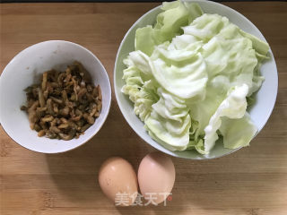 鸡蛋甘蓝炒米粉的做法步骤：2
