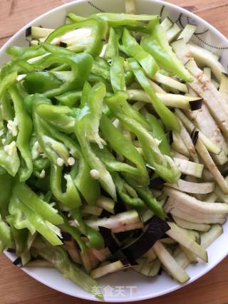 辣椒炒茄子的做法步骤：1