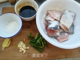 红烧草鱼的做法步骤：1