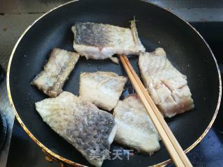 红烧草鱼的做法步骤：3