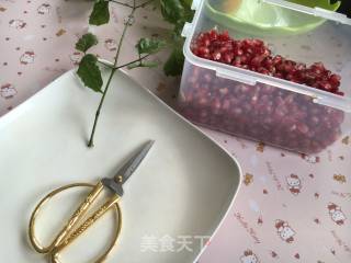 石榴籽摆盘_并蒂花开的做法步骤：2