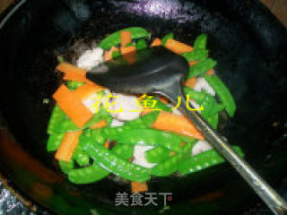 章鱼丸胡萝卜炒荷兰豆的做法步骤：8