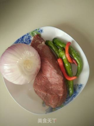 洋葱炒牛肉的做法步骤：1