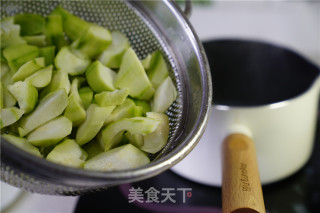 鱼丸丝瓜汤的做法步骤：3