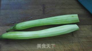 香肠炒丝瓜的做法步骤：1