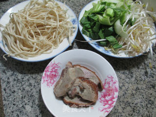 绿豆芽青菜烧鸭面的做法步骤：1