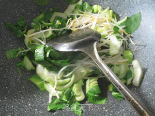 绿豆芽青菜烧鸭面的做法步骤：2