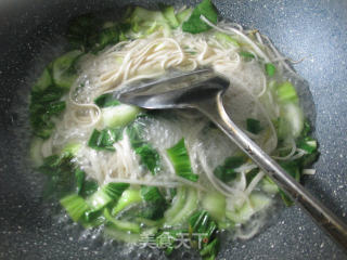 绿豆芽青菜烧鸭面的做法步骤：3