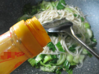 绿豆芽青菜烧鸭面的做法步骤：4