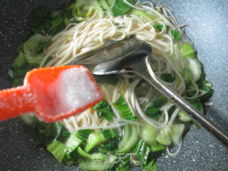 绿豆芽青菜烧鸭面的做法步骤：5