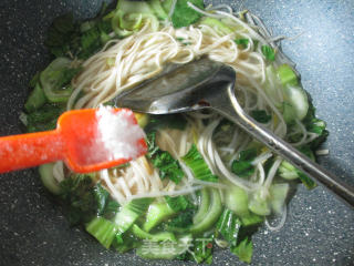 绿豆芽青菜烧鸭面的做法步骤：6